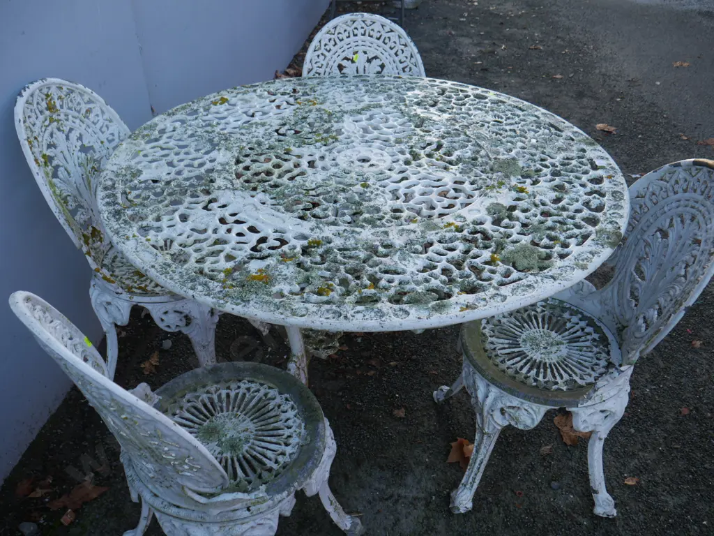 White metal outdoor setting - table and 4 chairs Image 1++