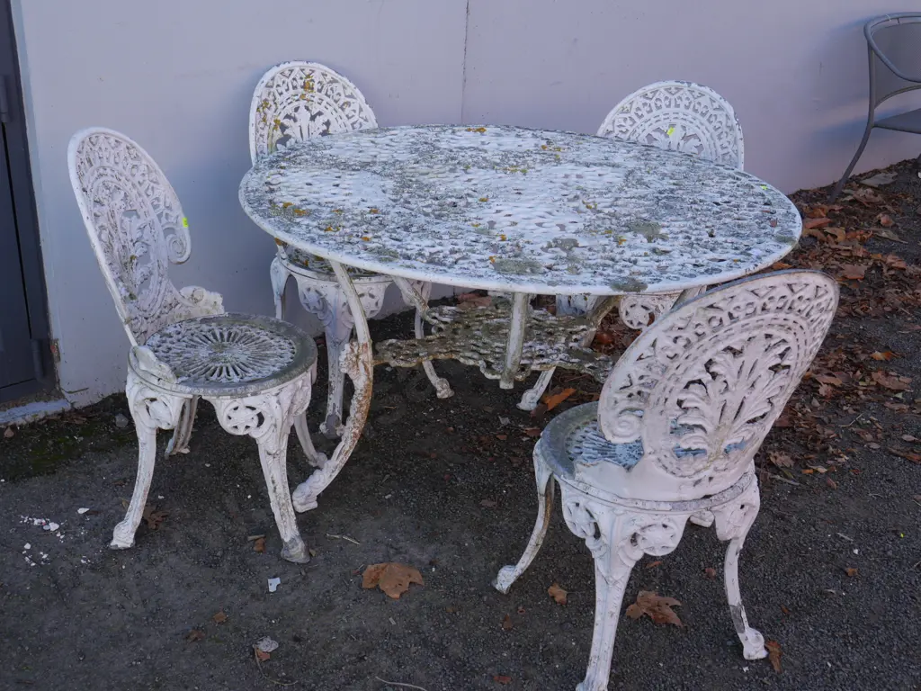 White metal outdoor setting - table and 4 chairs Image 1++