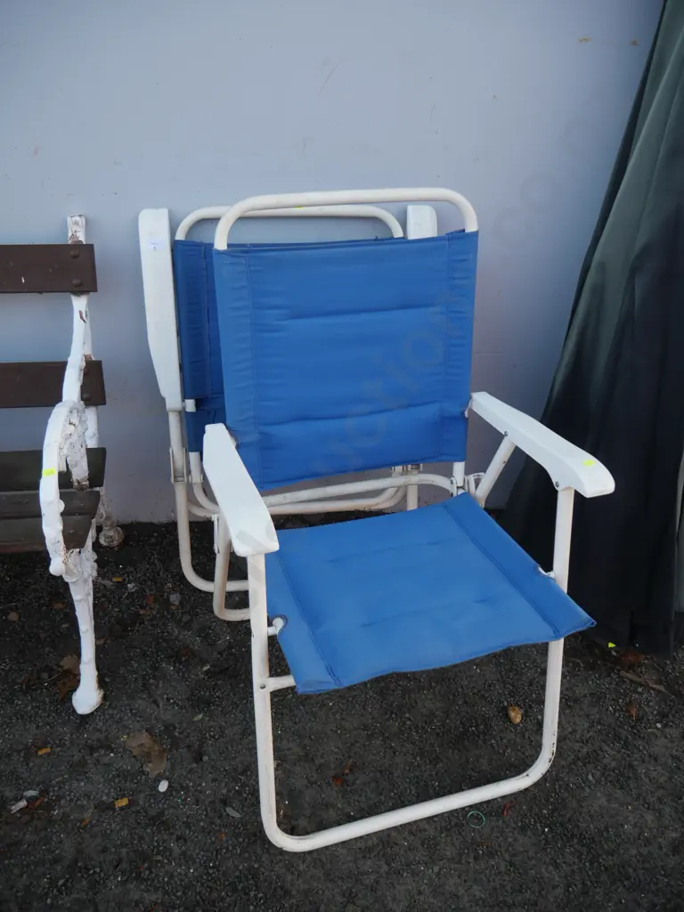 2 folding chairs Image 1++
