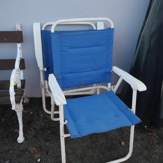 2 folding chairs