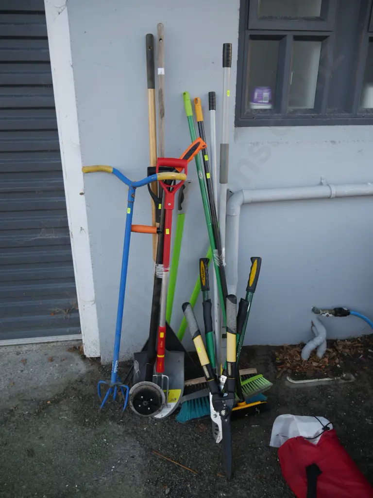 Assorted garden tools Image 1++