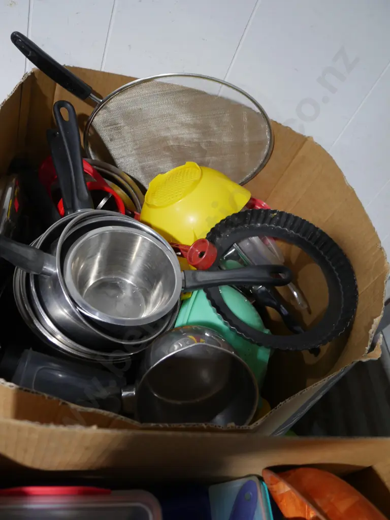 3 boxes of kitchenware Image 1++