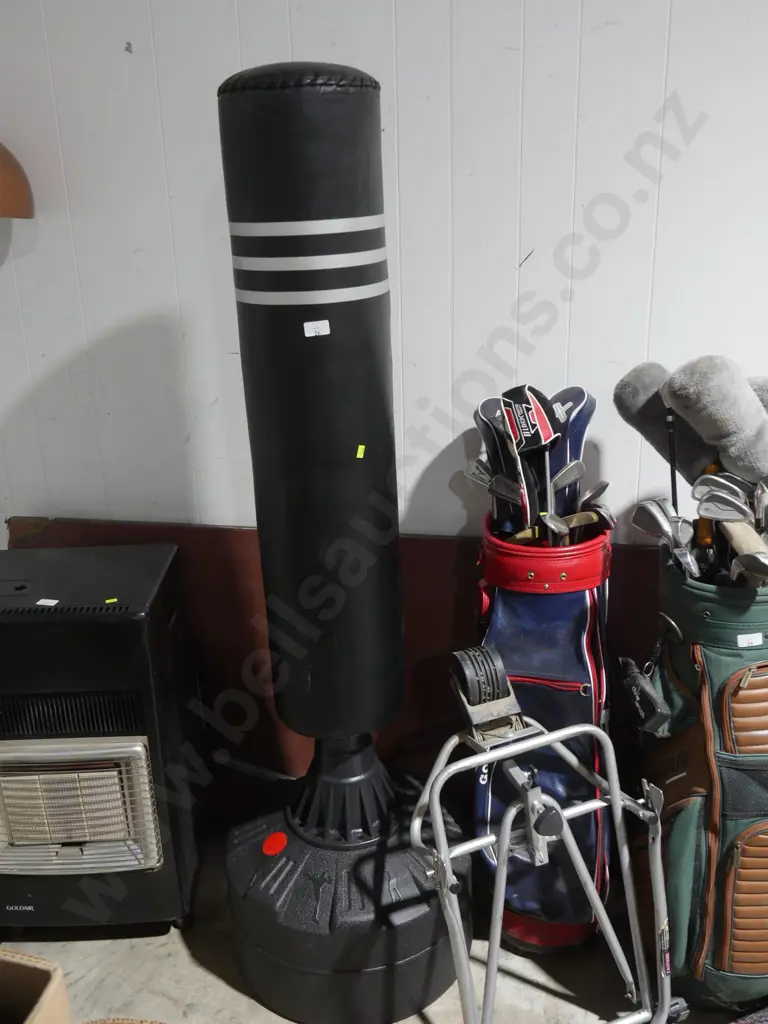 Boxing bag - (missing bolts) Image 1++