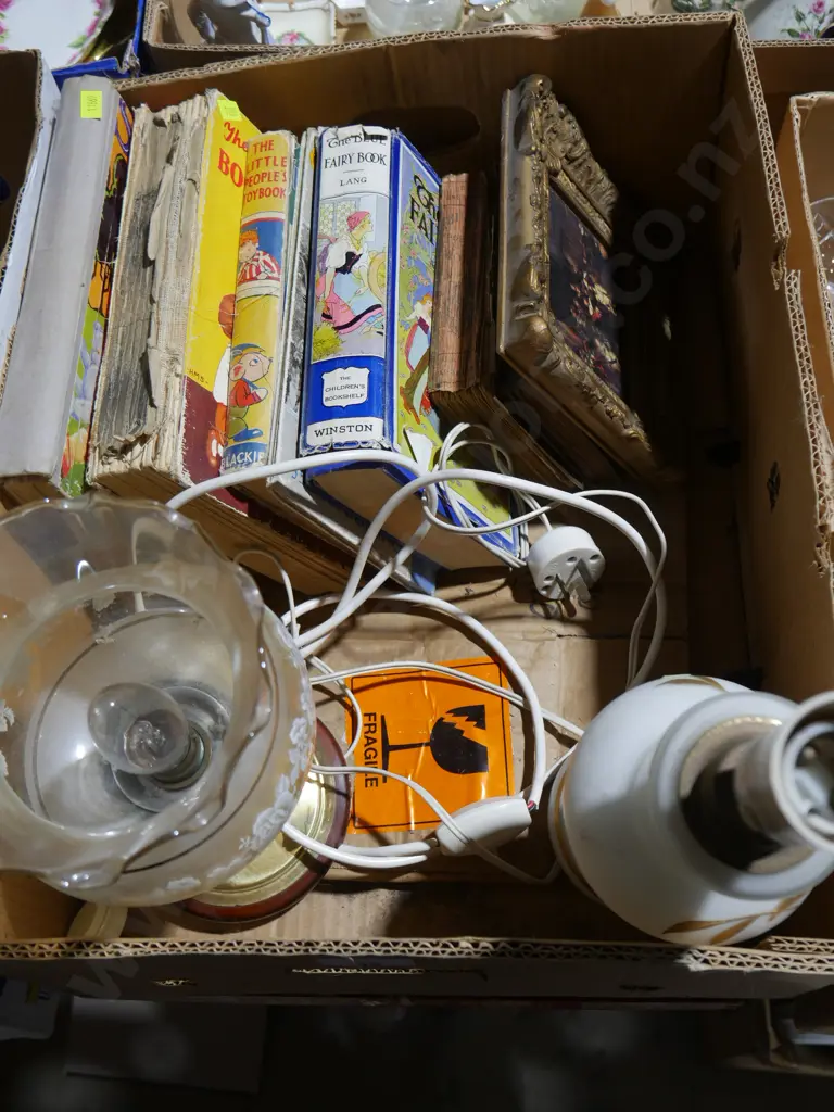 Books, table lamps Image 1++
