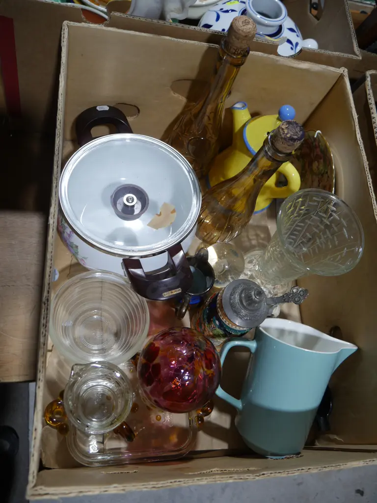 Glassware, enamel pot etc Image 1++