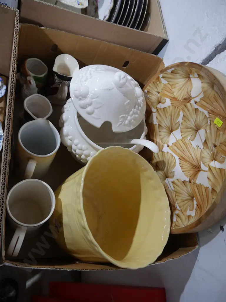 Character jugs, tureen etc Image 1++