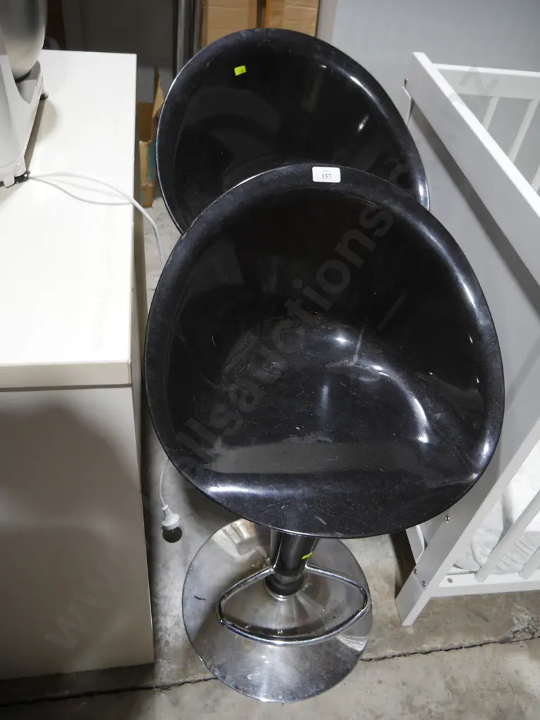 Pair of bar stools Image 1++