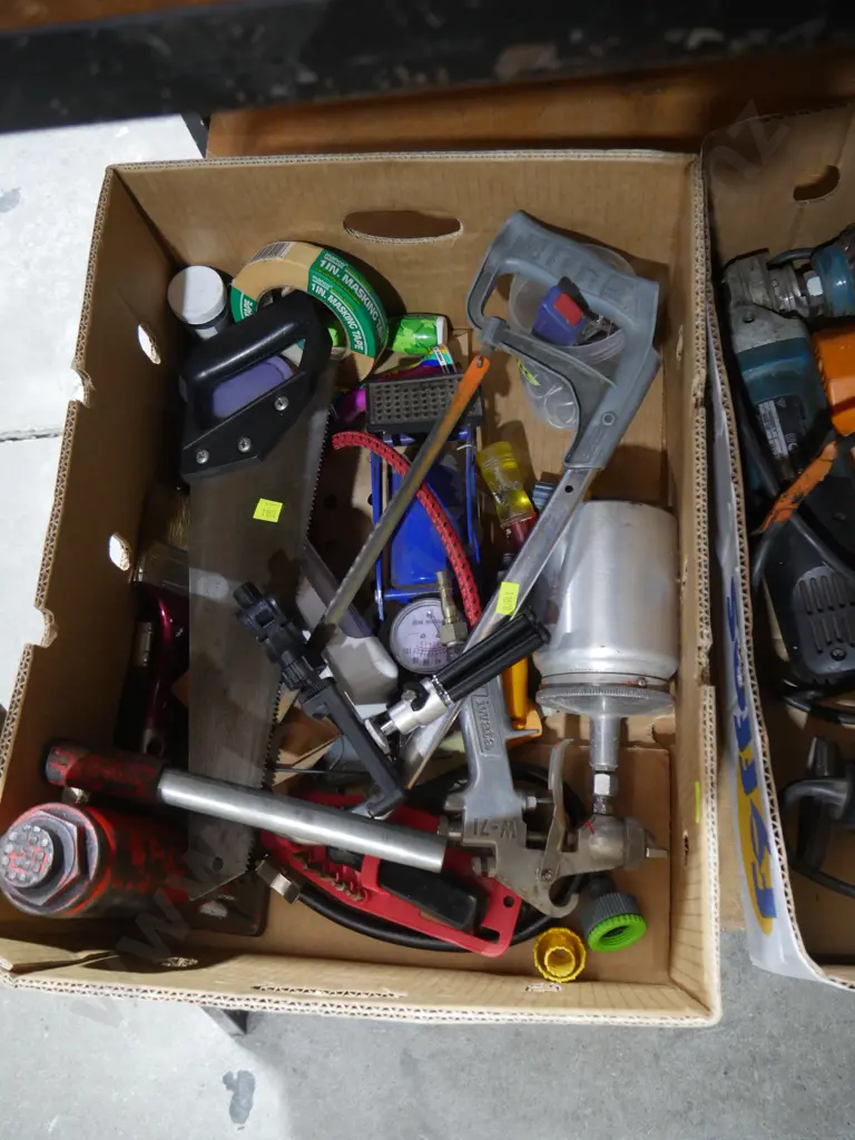 Box of garage sundries Image 1++