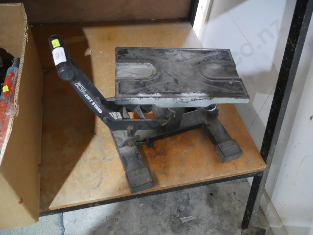 Lift stand Image 1++