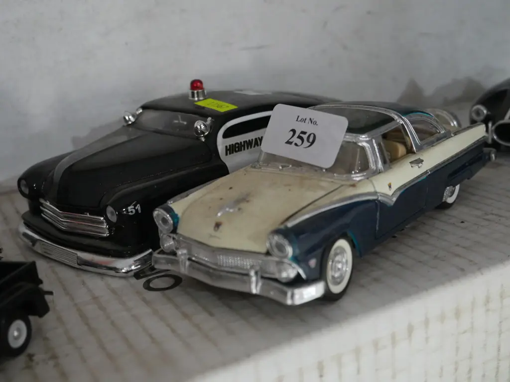 2 model cars Image 1++