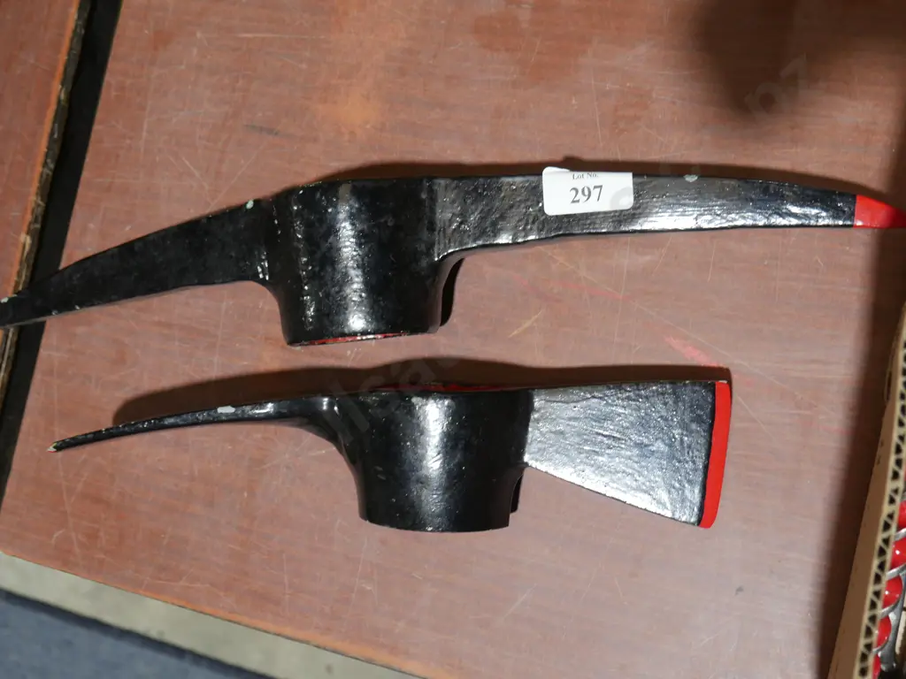 Pick axe and grubber heads Image 1++