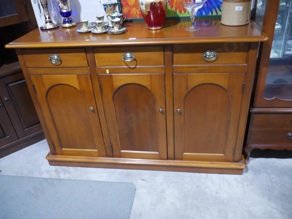 Sideboard Image 1++