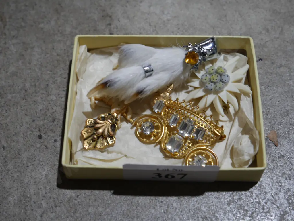 Assorted brooches Image 1++