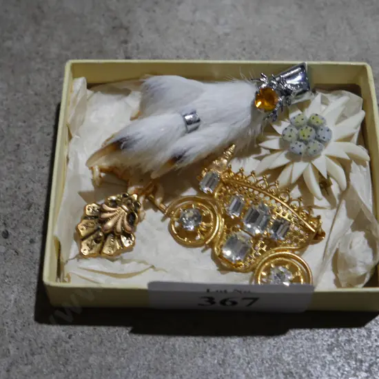 Assorted brooches