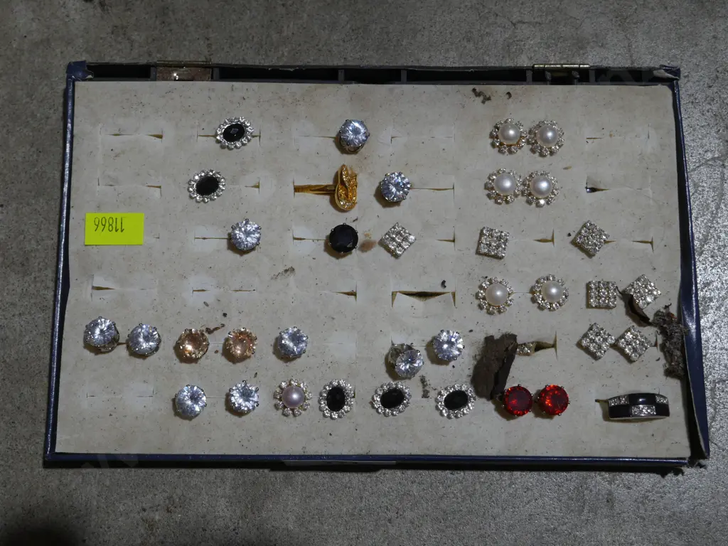 Assorted earrings Image 1++