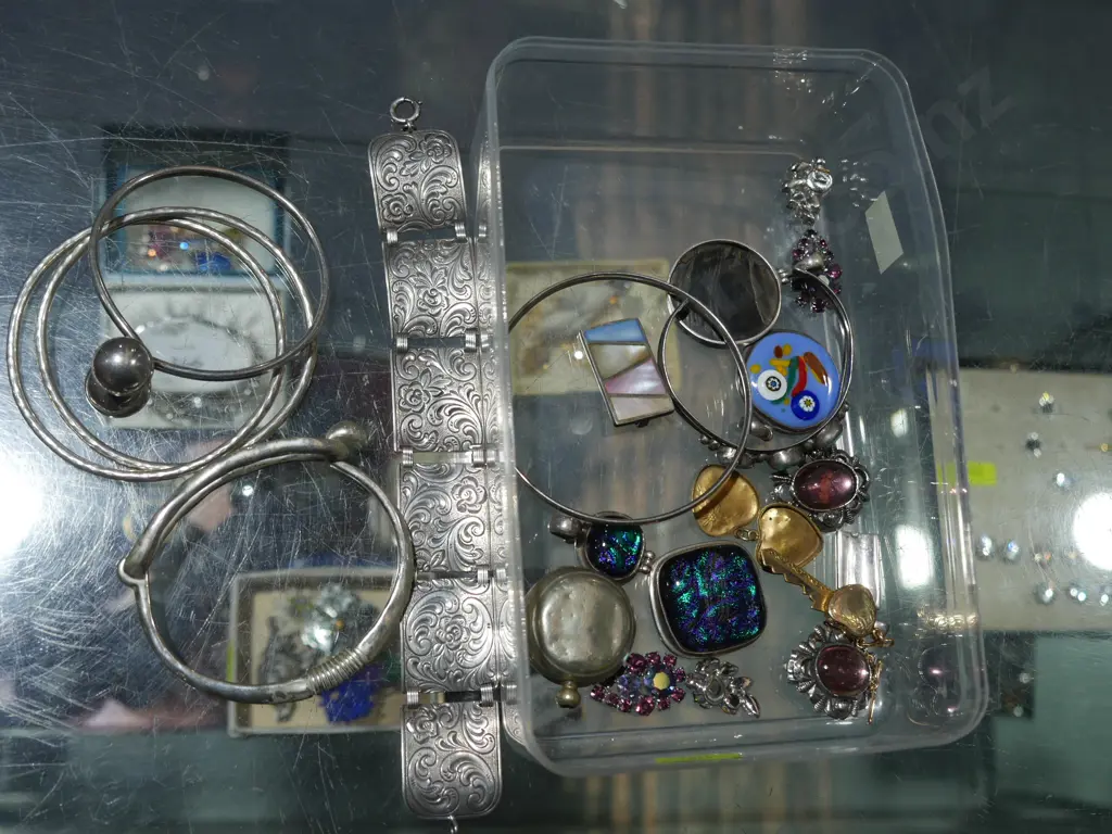 Assorted jewellery Image 1++