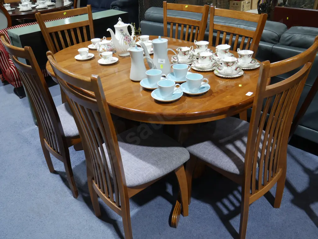 Extendable dining table and six chairs Image 1++