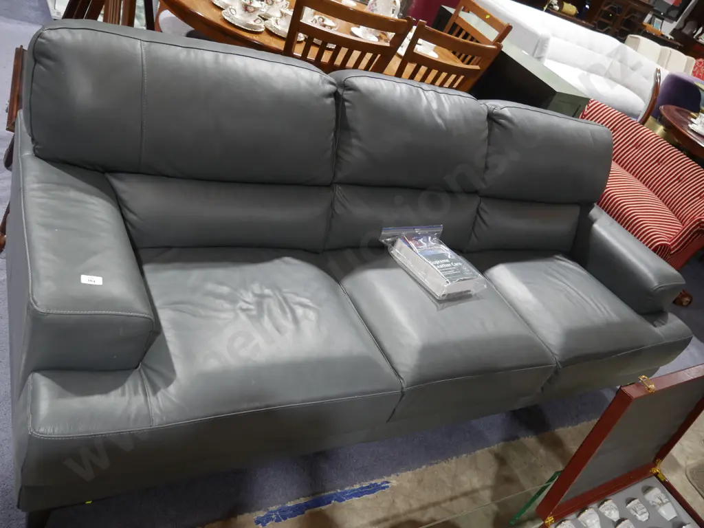 Three seater leather settee Image 1++