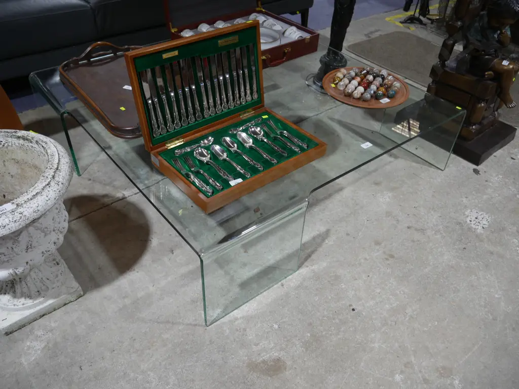 Large glass coffee table Image 1++