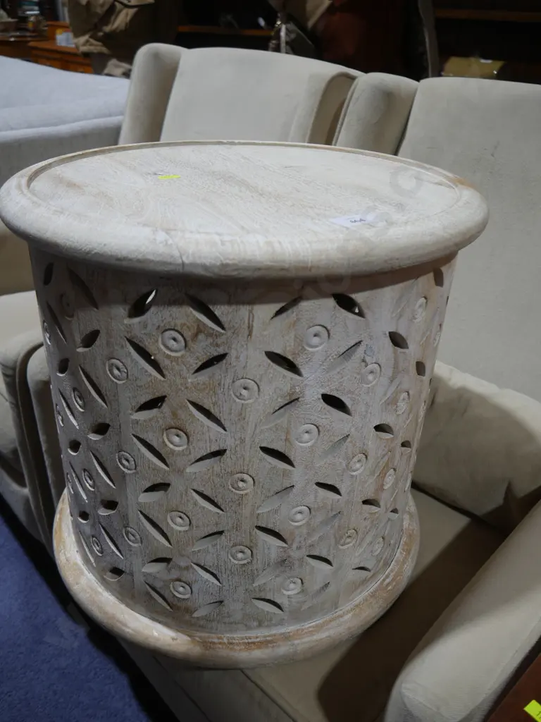 White wooden side table Image 1++