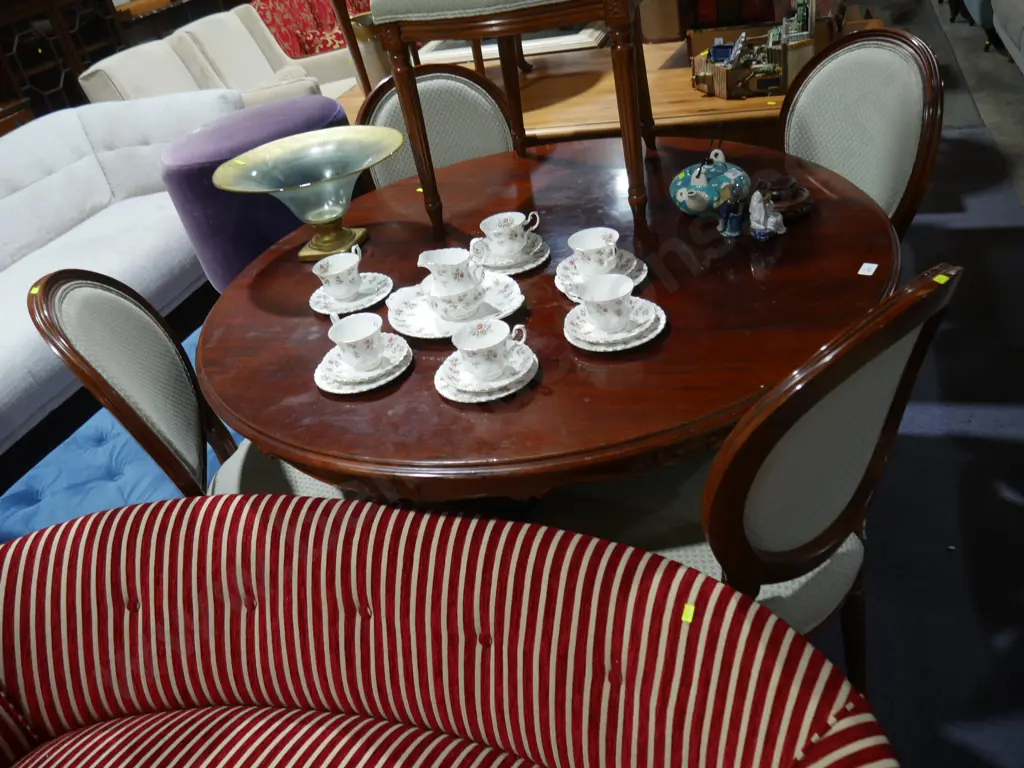 Dining table and 5 chairs Image 1++