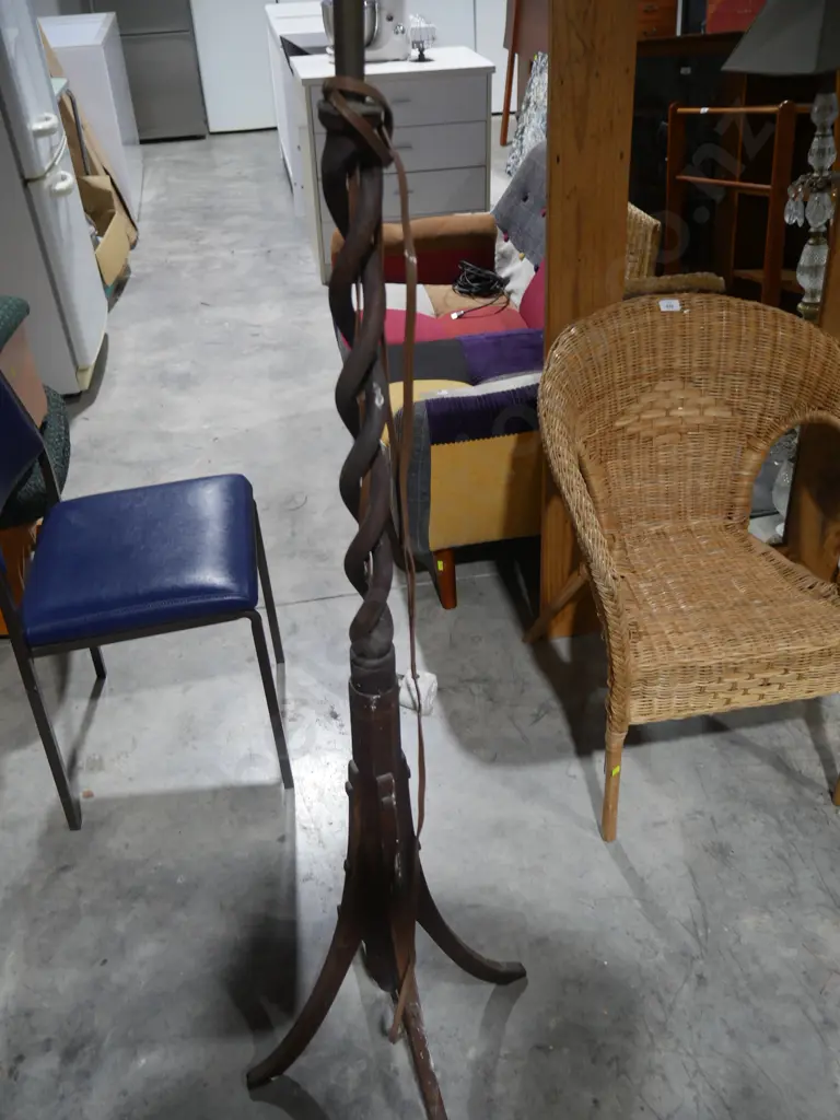 Standard lamp Image 1++