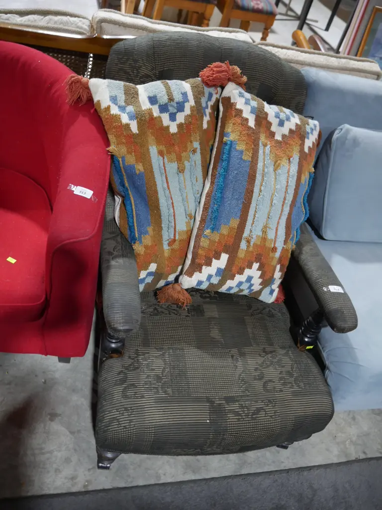 Vintage deep button chair and cushions Image 1++