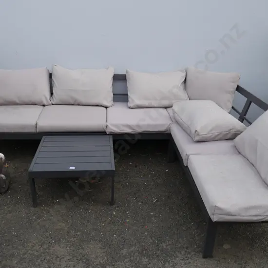 Outdoor lounge suite