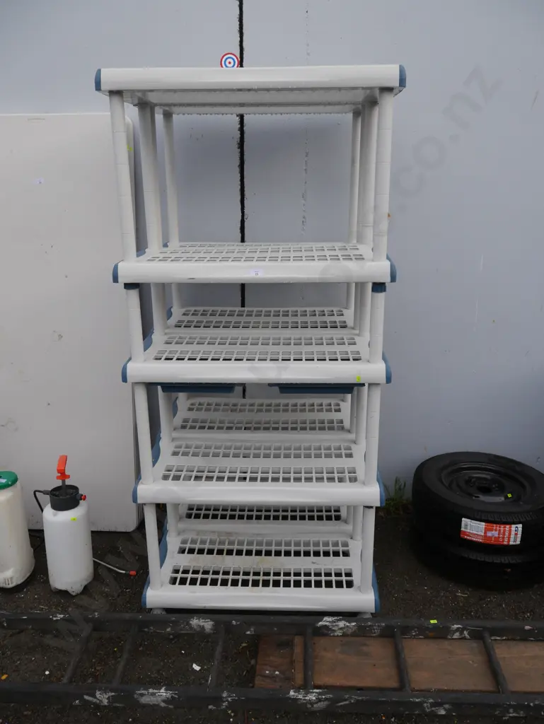 2 plastic shelves Image 1++