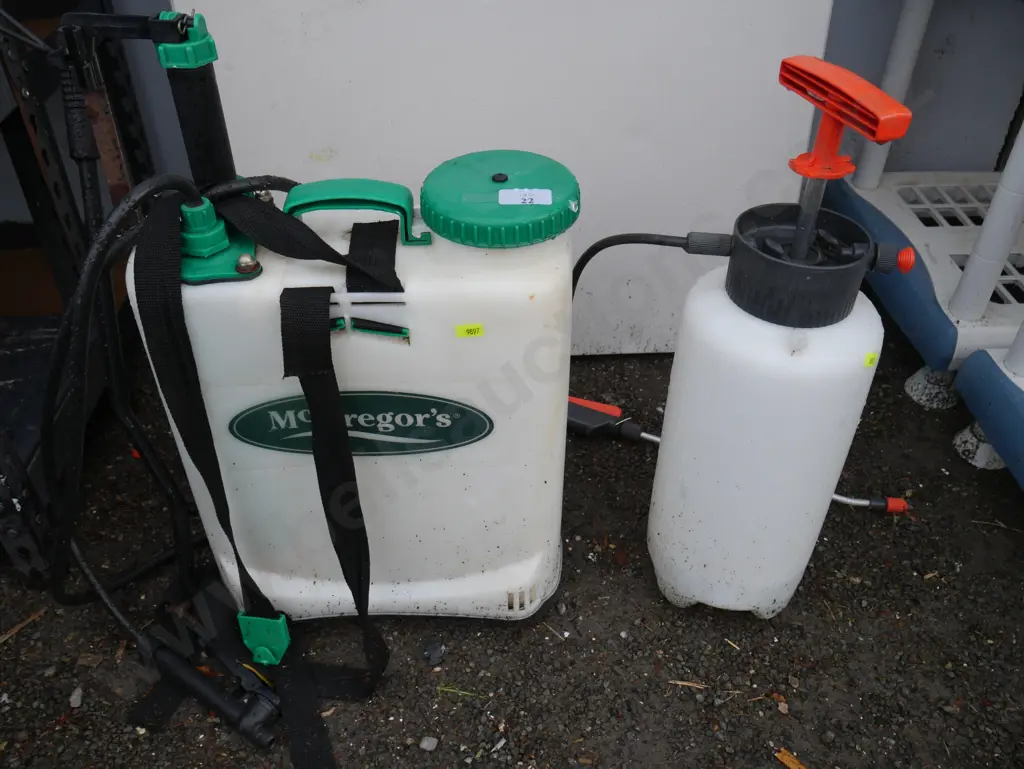 2 garden sprayers Image 1++