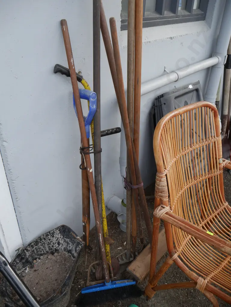 Assorted garden tools Image 1++