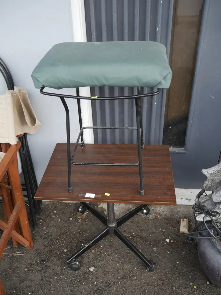 Stool and table Image 1++