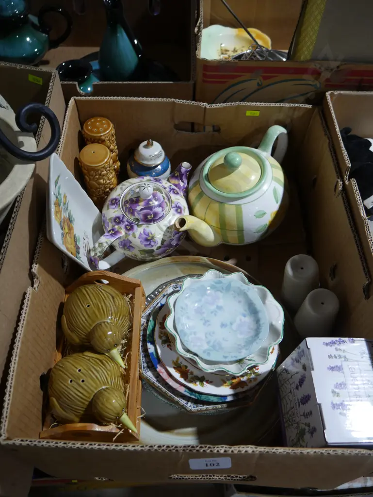 Teapots, plates etc Image 1++