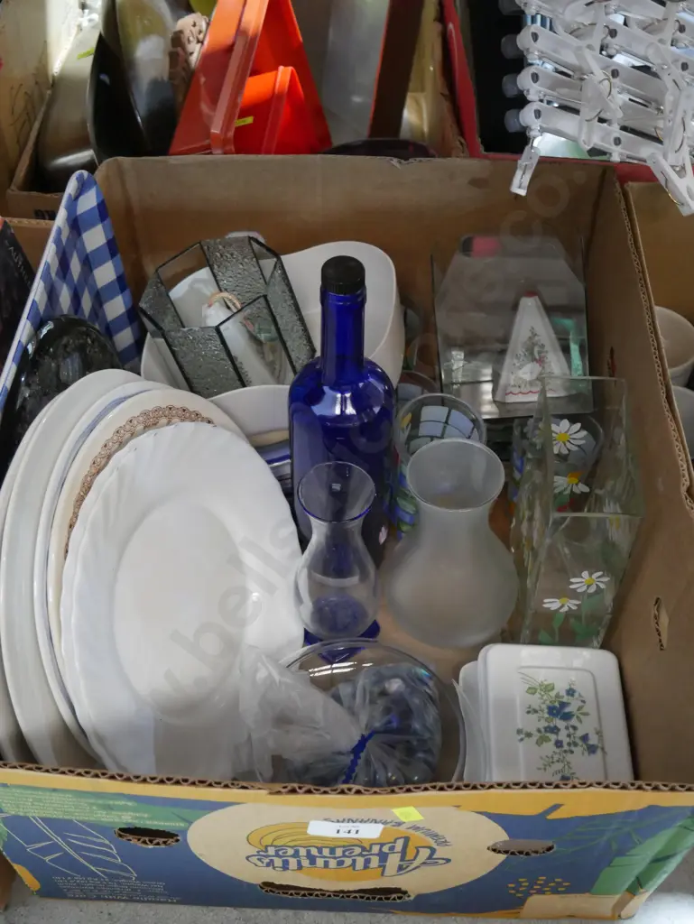 Two boxes of cups, glassware etc Image 1++