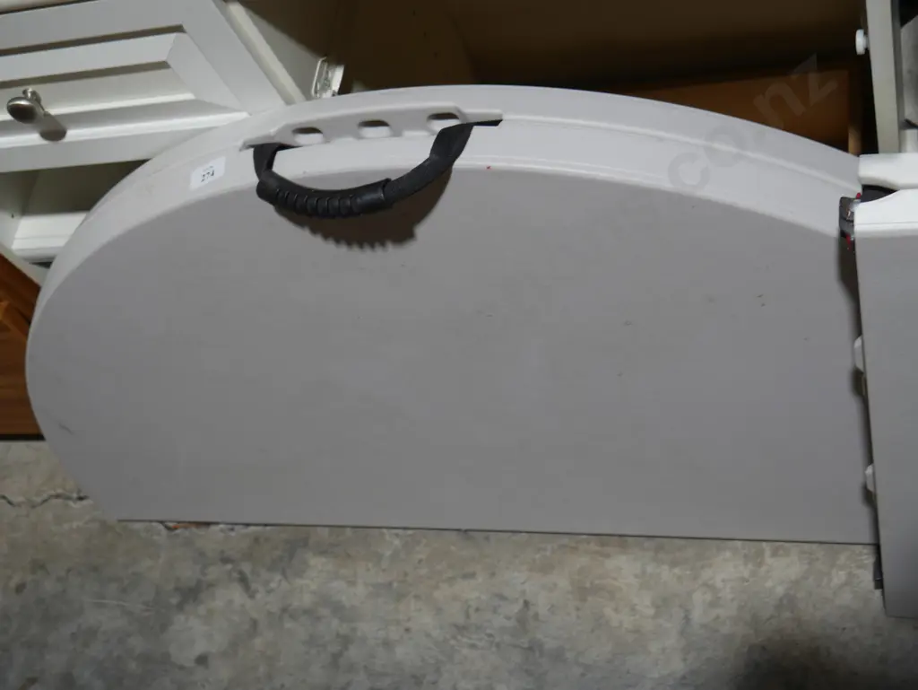 Round trestle table Image 1++