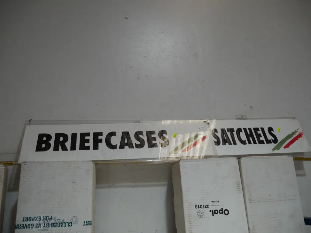 Briefcases, satchels signs Image 1++
