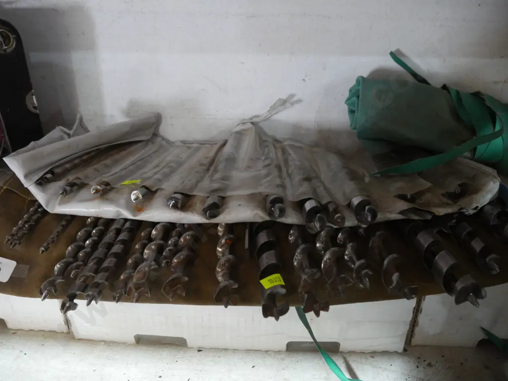 Assorted drill bits Image 1++