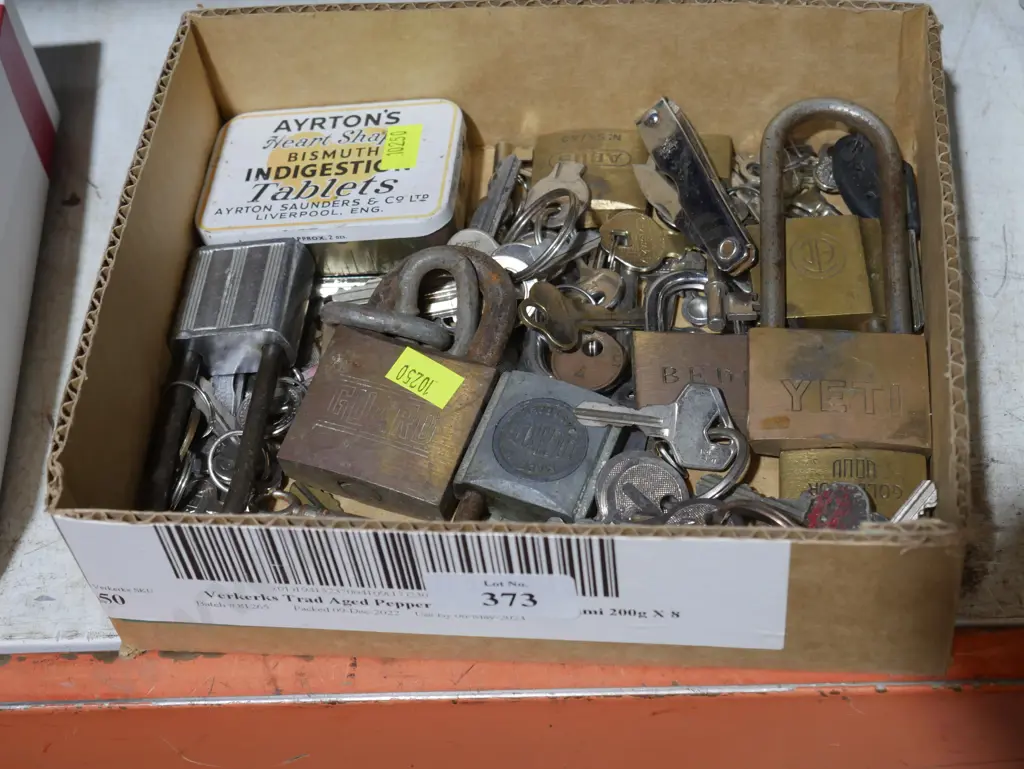Padlocks and keys Image 1++