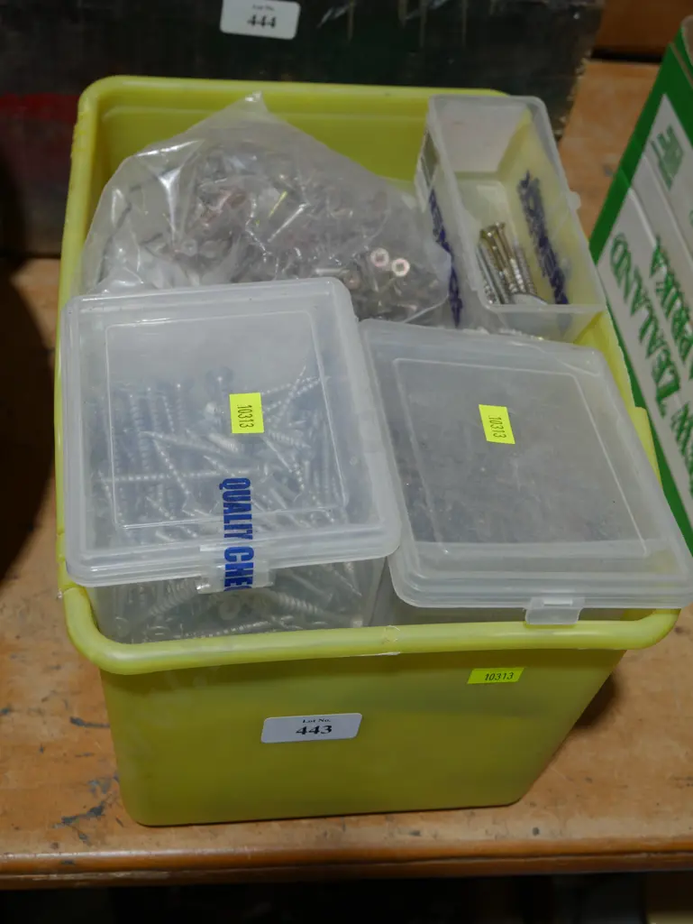 Assorted screws Image 1++