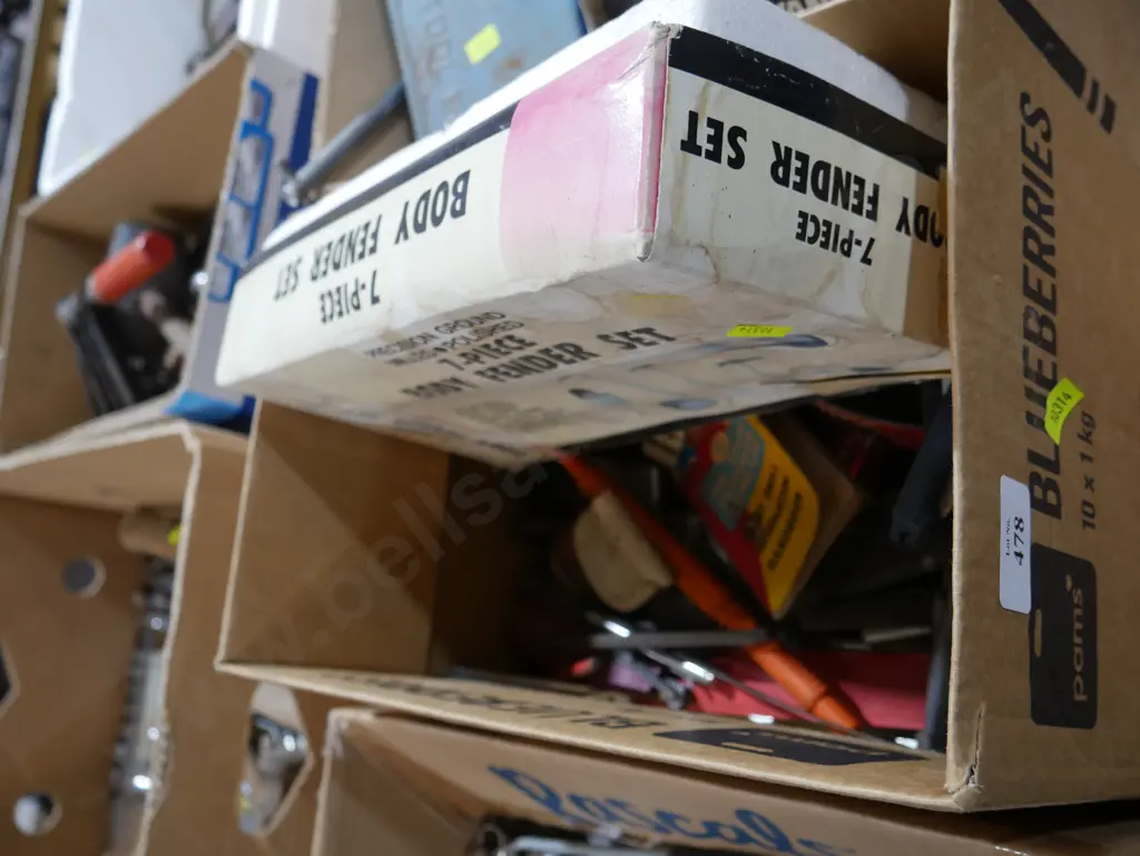 Body fender set, sundries Image 1++