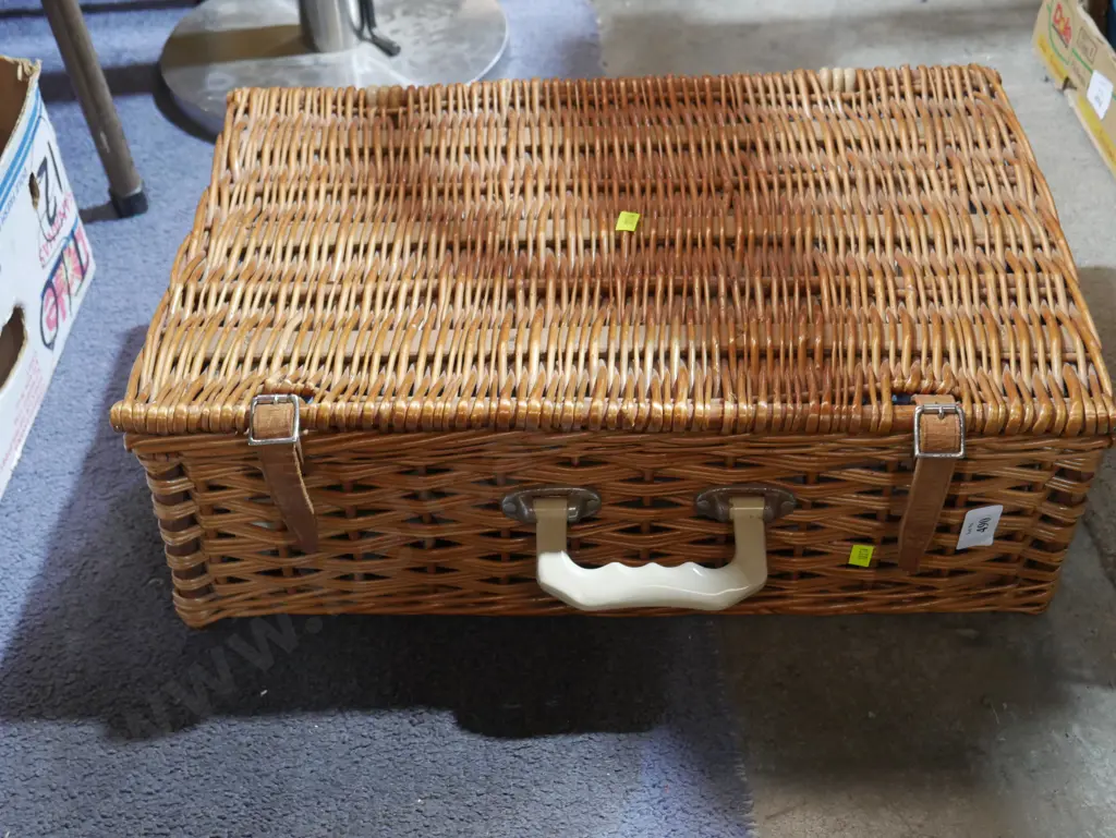 Cane picnic basket set Image 1++