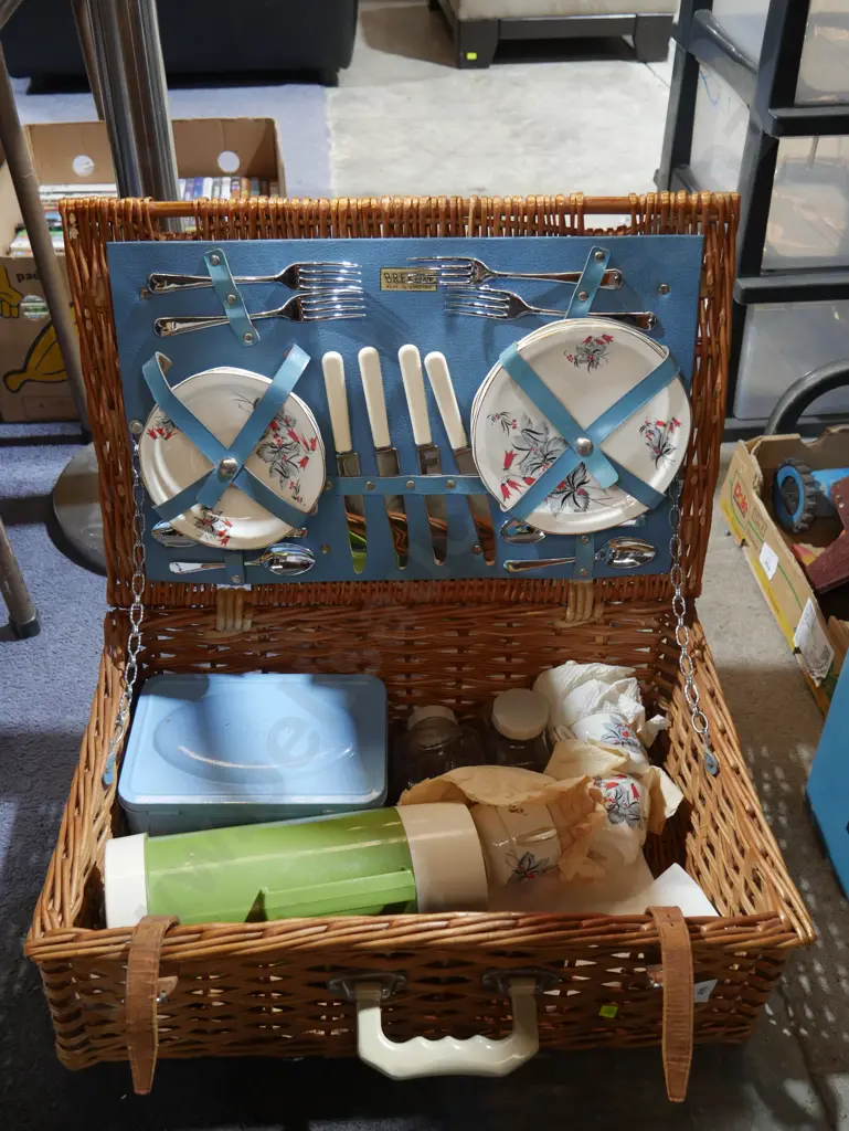 Cane picnic basket set Image 1++