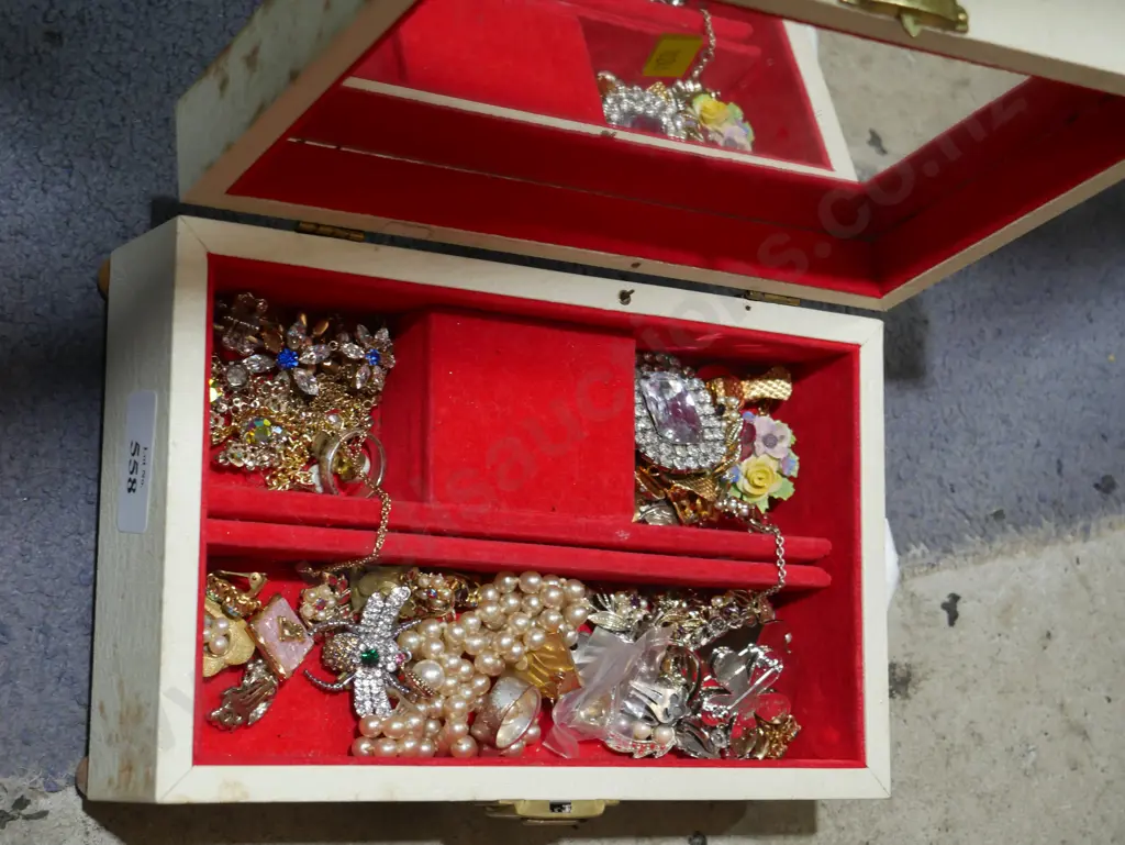 Costume jewellery and jewellery box Image 1++
