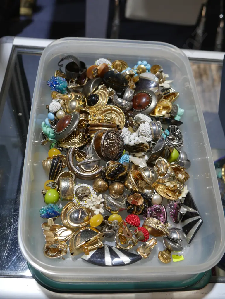 Costume jewellery Image 1++