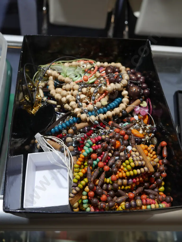 Costume jewellery Image 1++