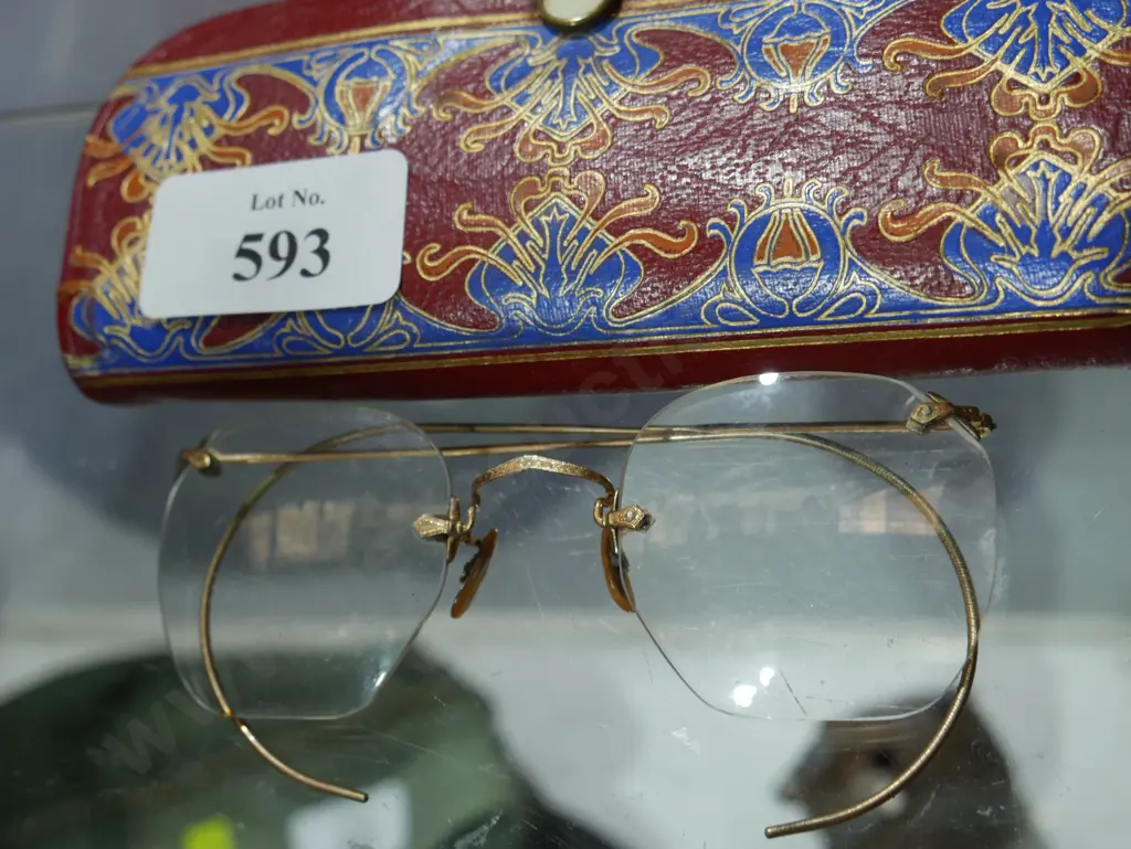 Cased set of vintage reading glasses Image 1++
