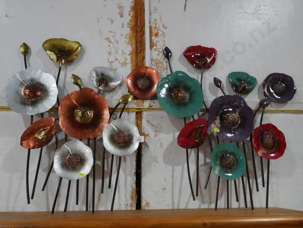 2 metal flower wall decors Image 1++