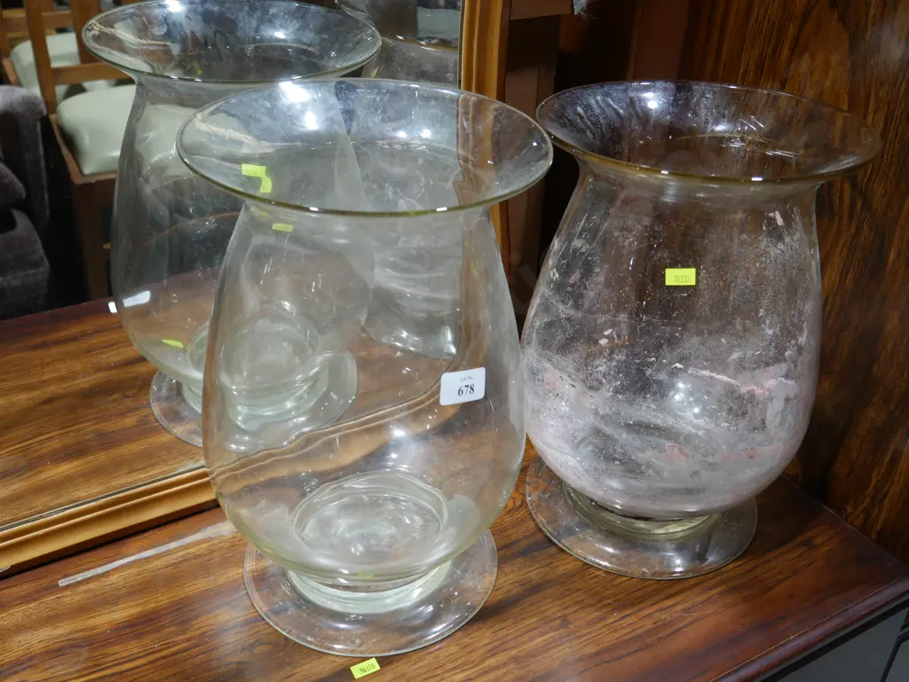 2 large glass vases Image 1++
