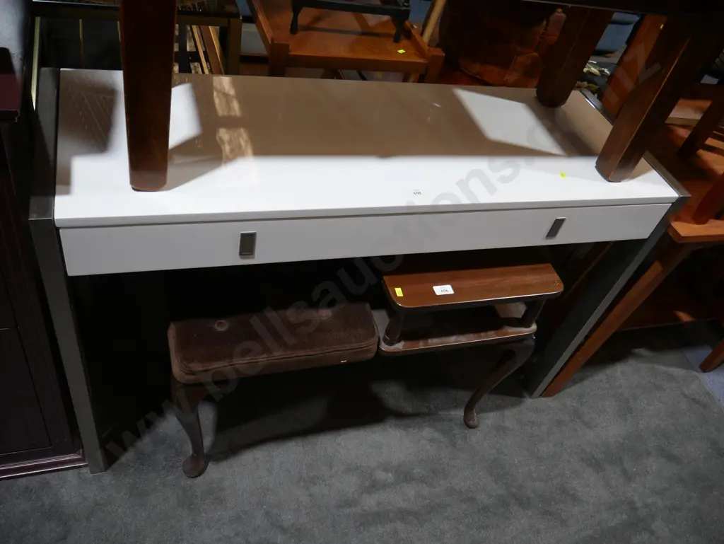 Modern Hall table Image 1++