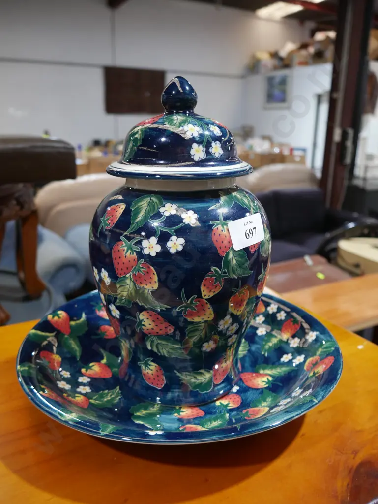 Lidded jar and bowl Image 1++